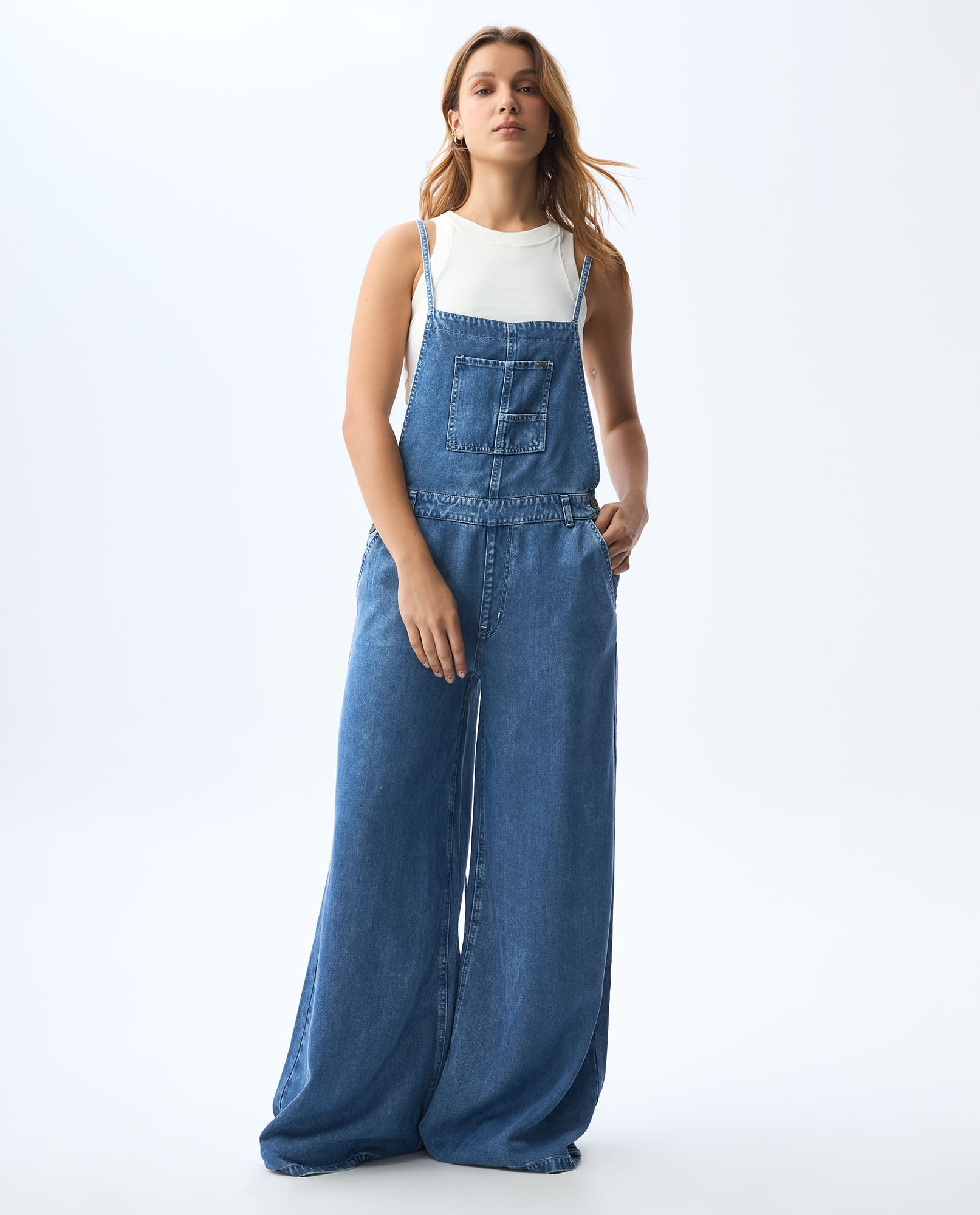 Overall en denim tono medio para mujer