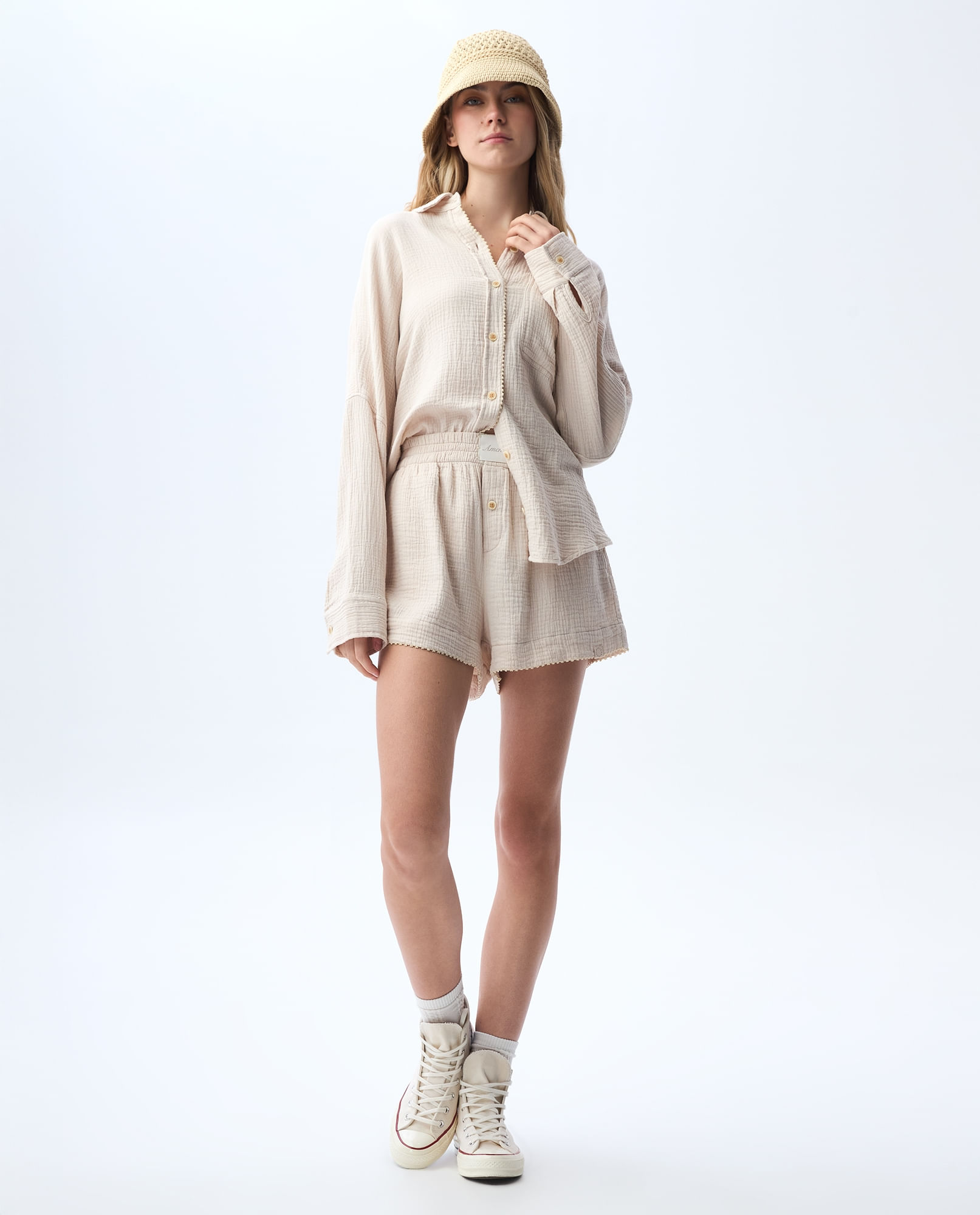 Short con pretina elástica y tela texturizada para mujer