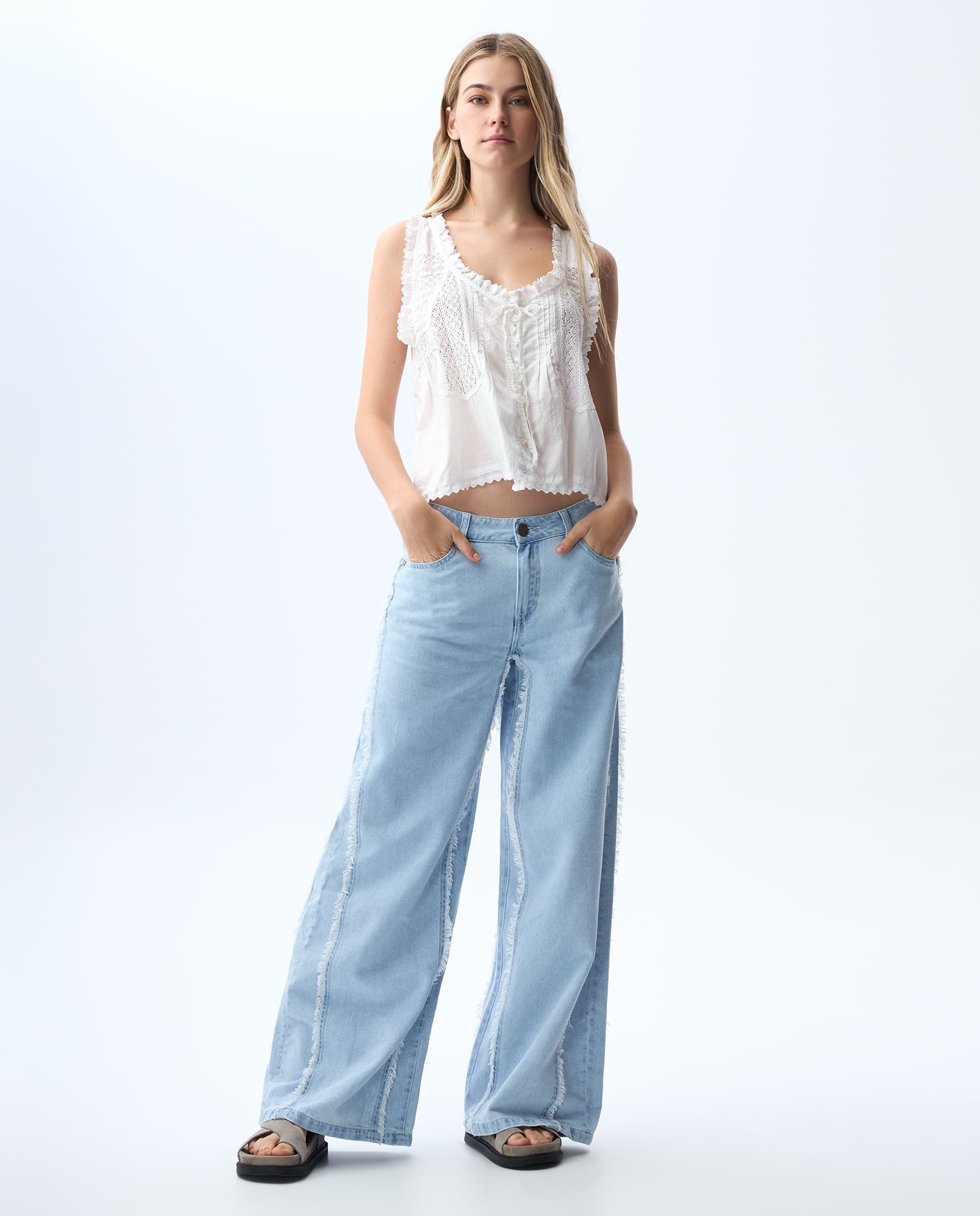 Jean Flare con cortes para mujer