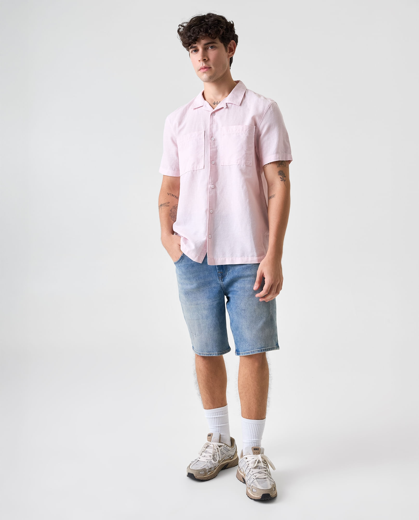 Camisa cuello sport con doble bolsillo para hombre