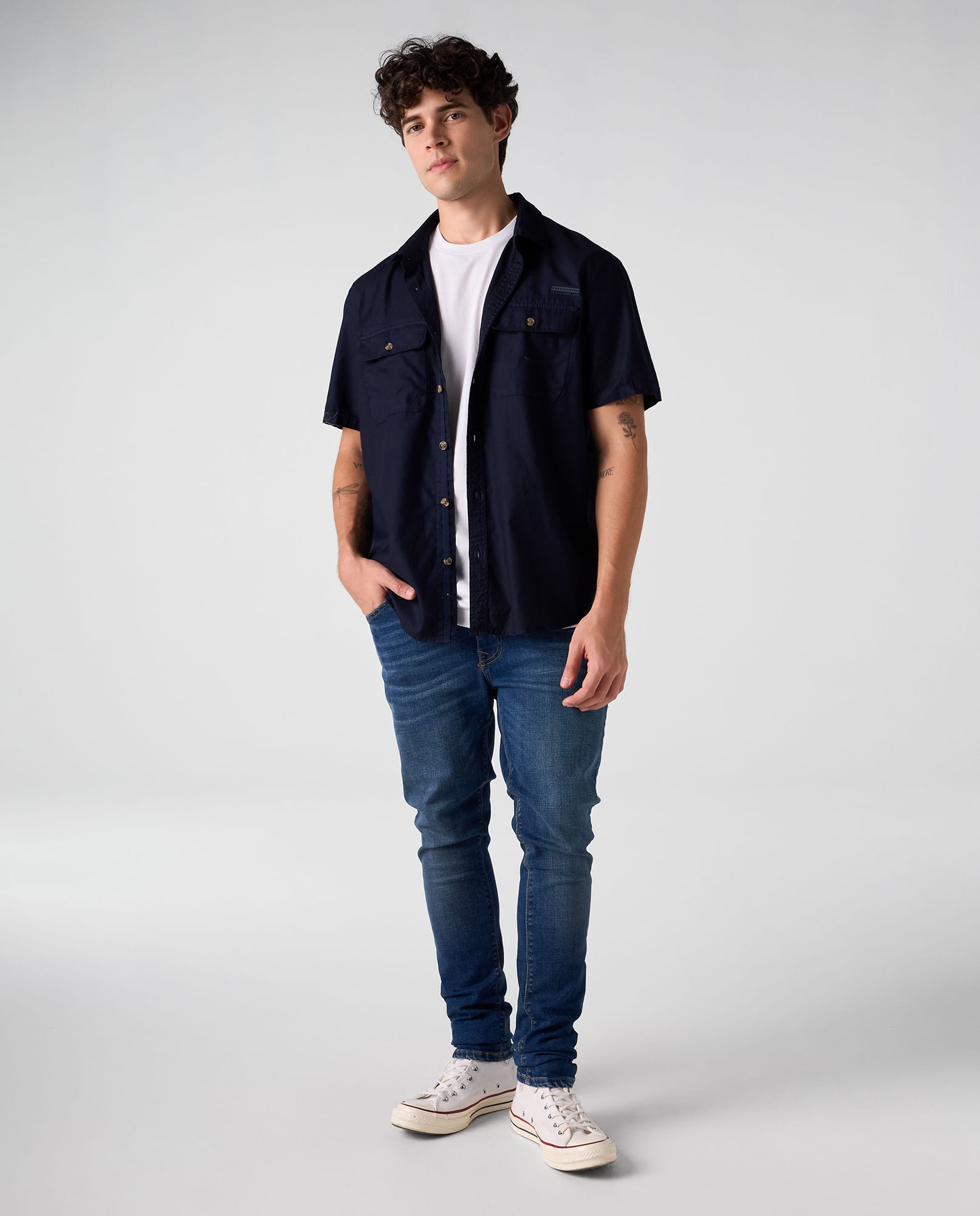 Camisa tipo cargo con aplique bordado para hombre