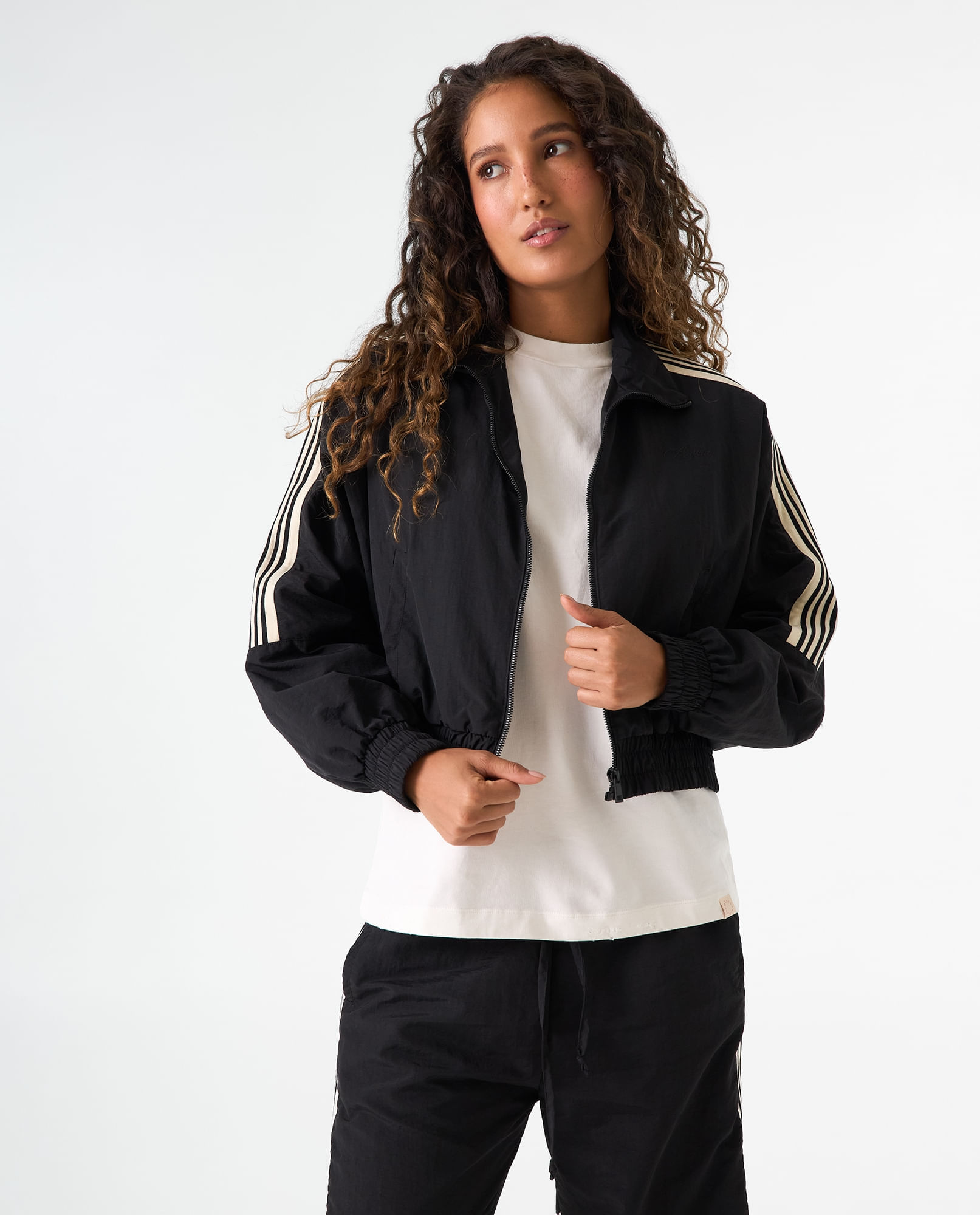 Chaqueta rompevientos con bordado a tono para mujer