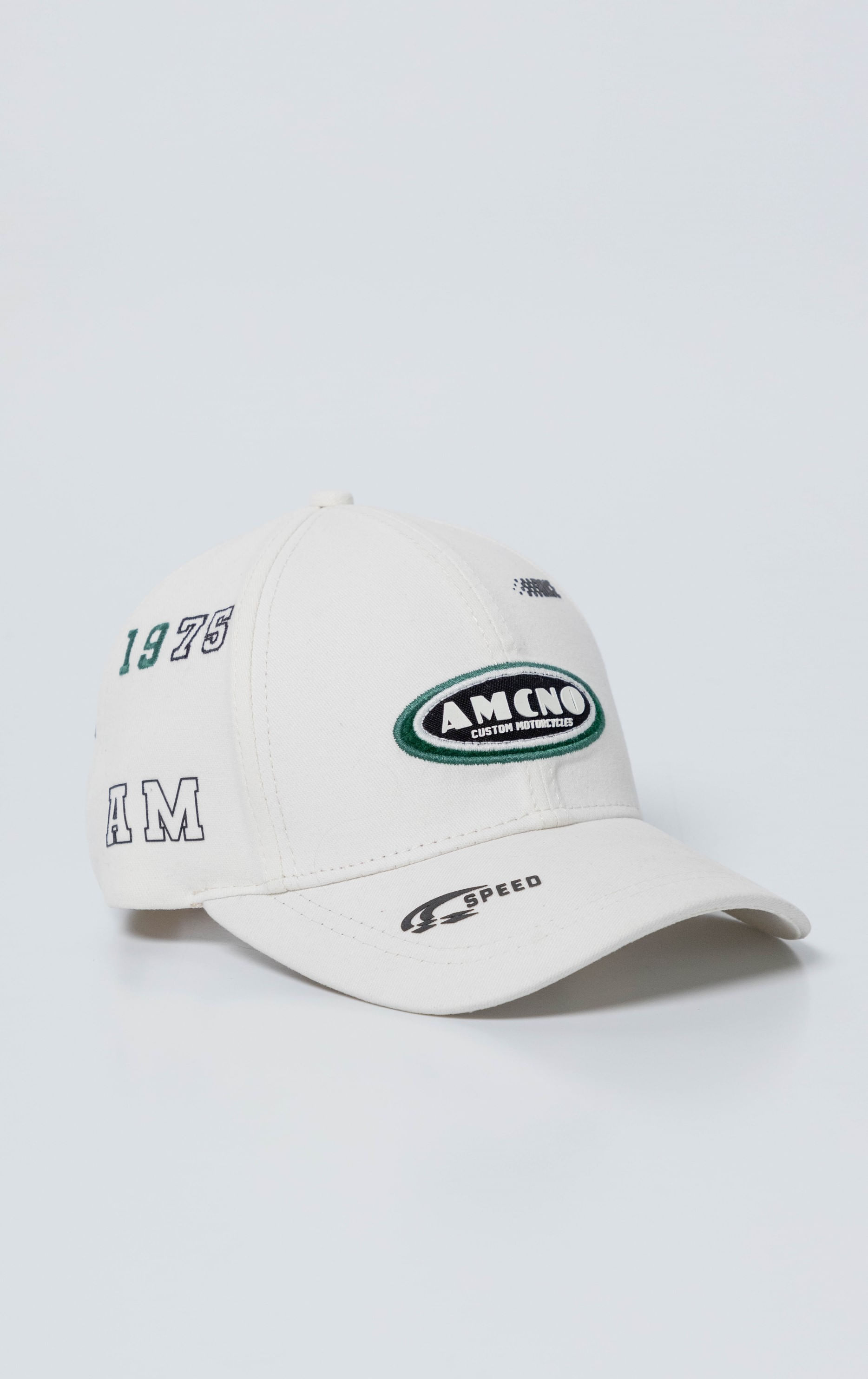Gorra seis cascos con apliques decorativos para hombre