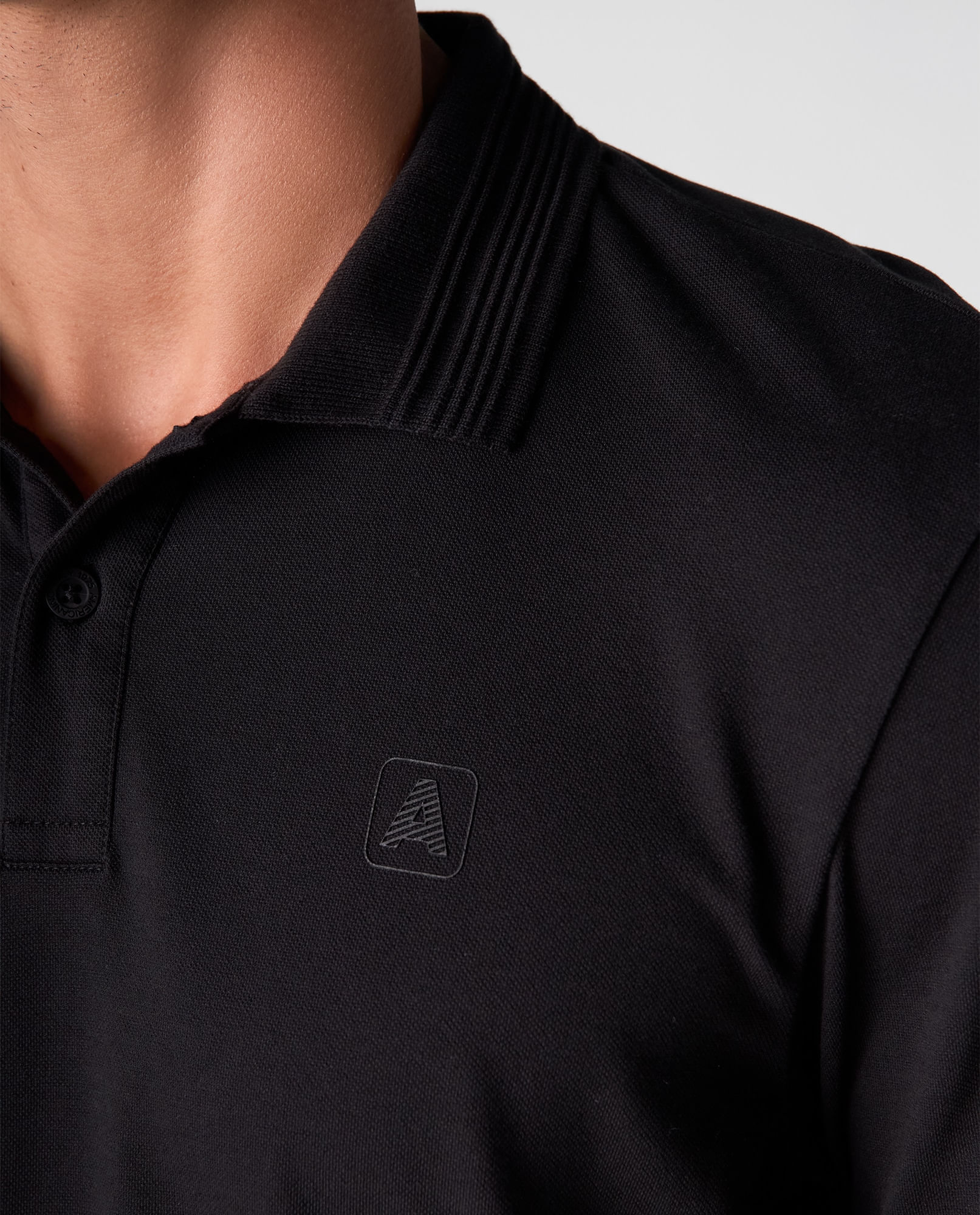 Polo de tela texturizada con bordado para hombre