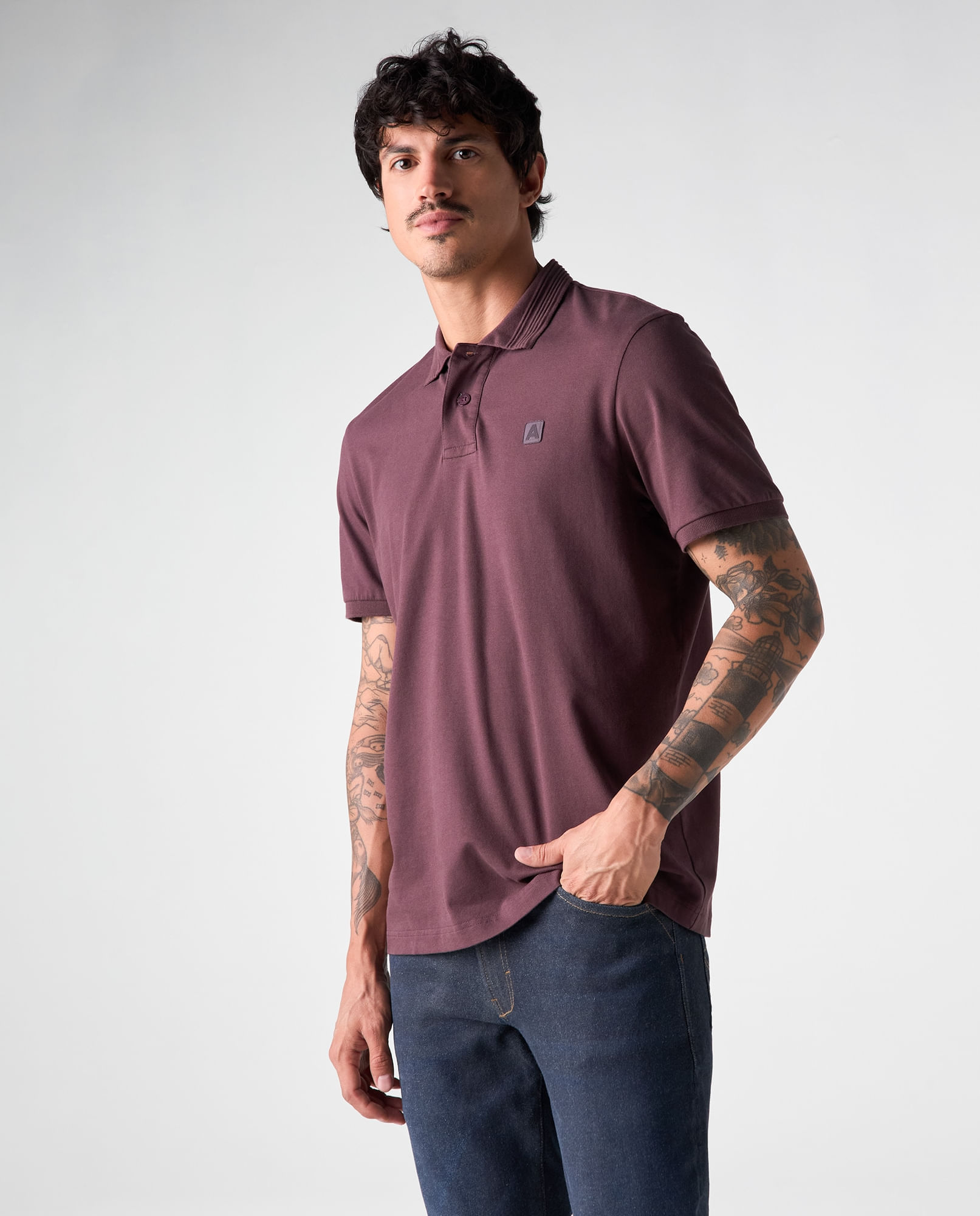 Polo de tela texturizada con bordado para hombre