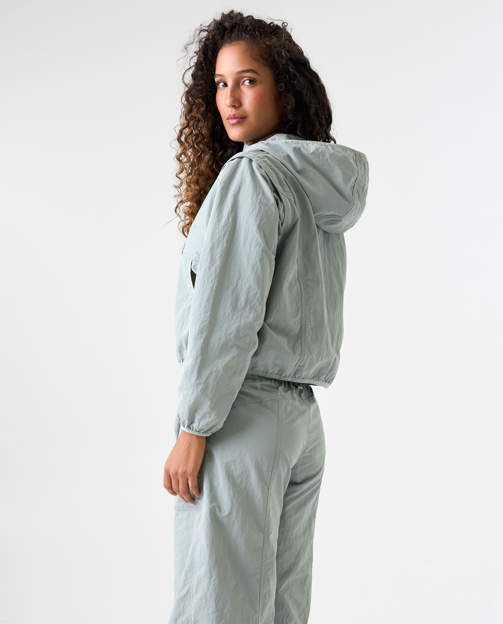 Chaqueta rompevientos con mangas desmontables para mujer