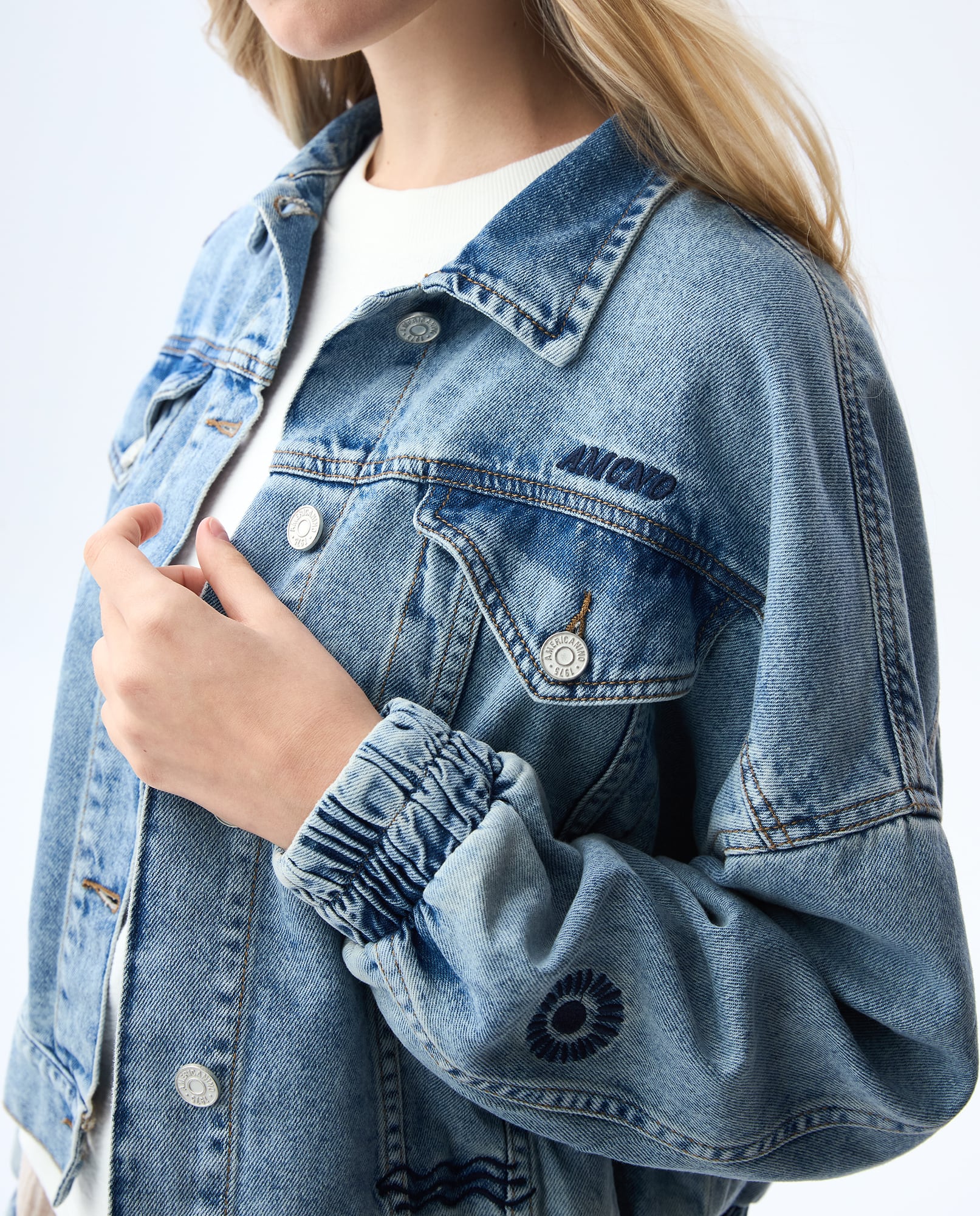 Chaqueta bordada tono medio para mujer