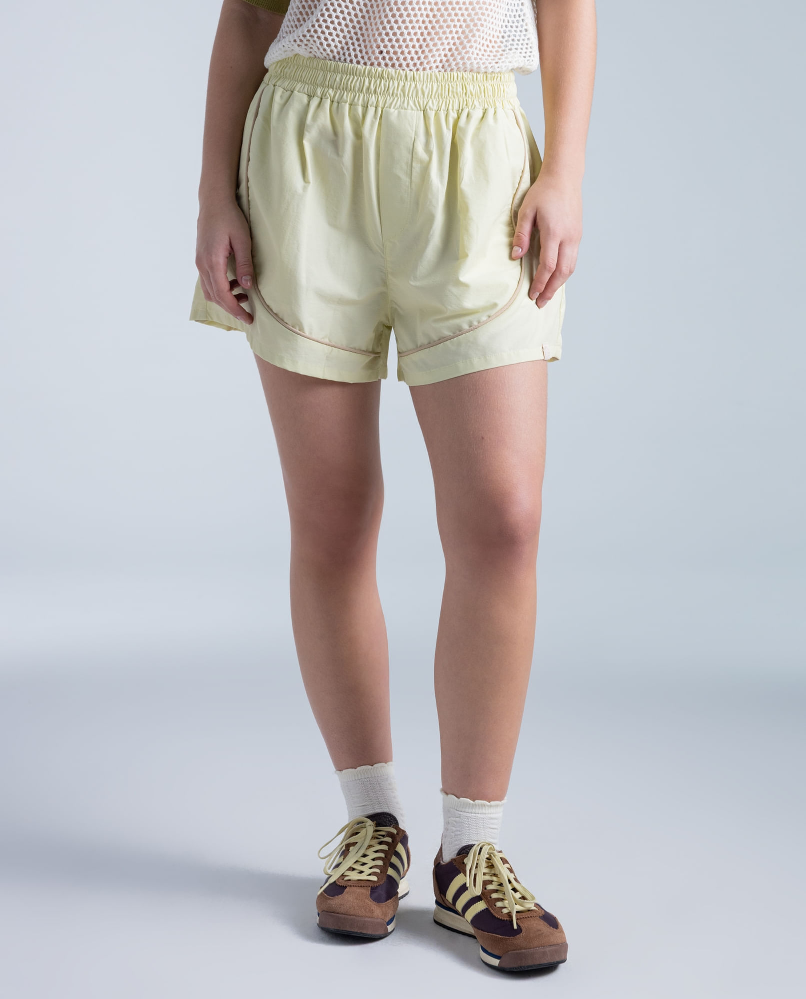 Shorts regular nylon tiro medio