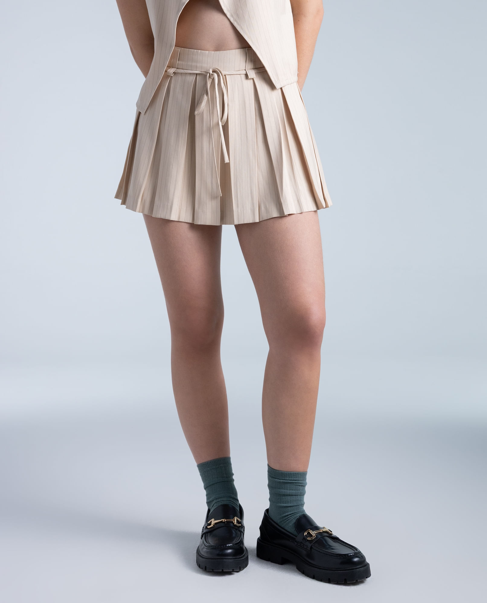 Falda corta en rayon tiro medio líneas verticales