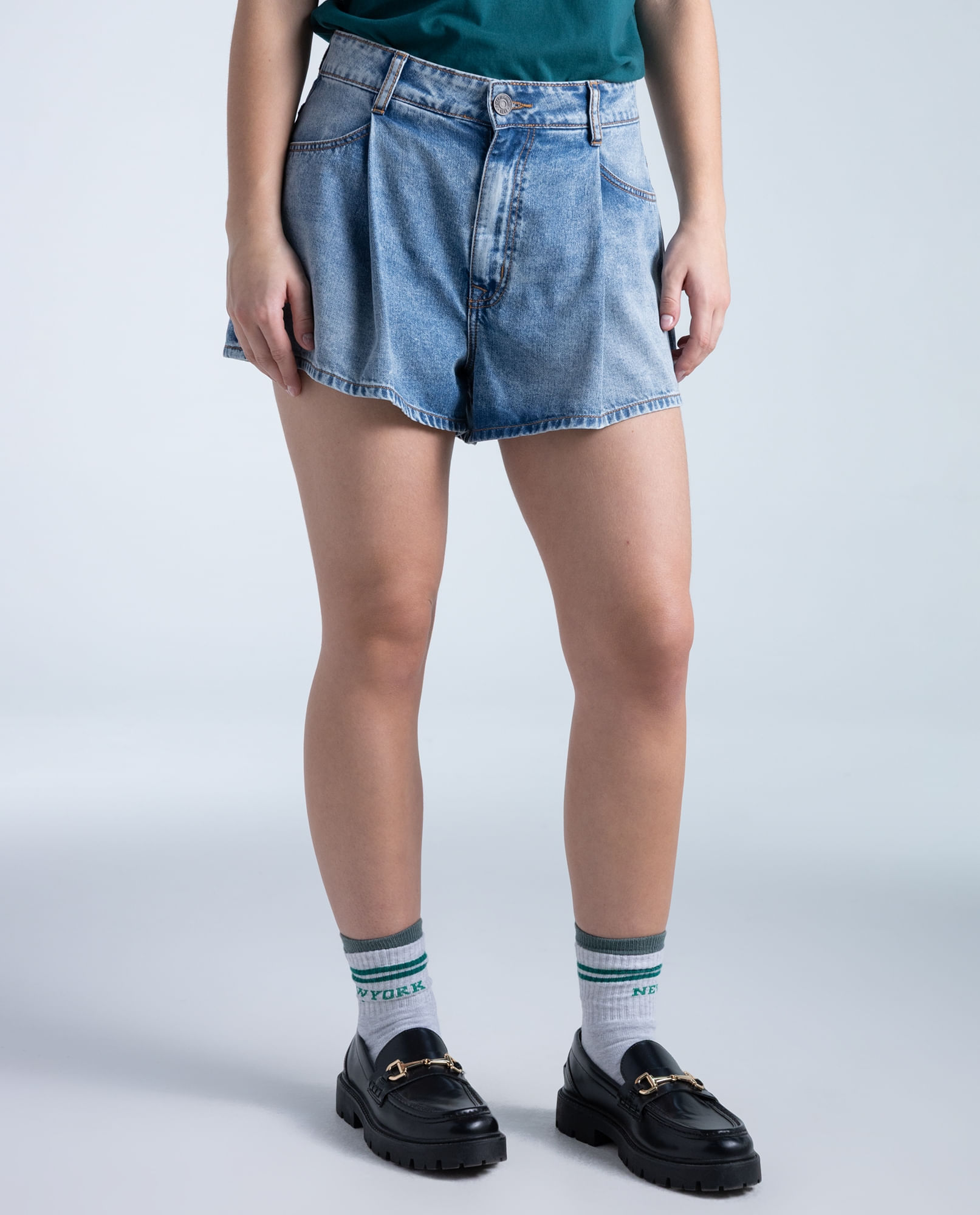 Shorts fit denim tiro medio
