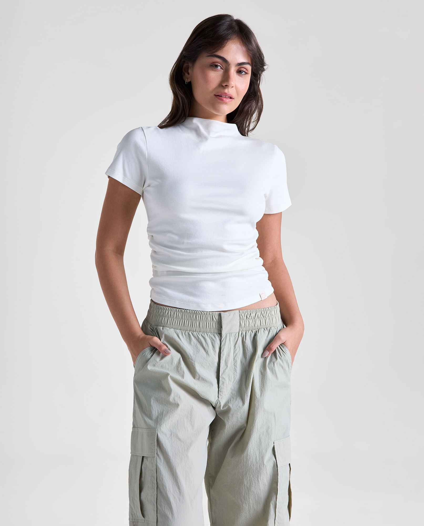 Camiseta corte slim manga corta cuello redondo para mujer