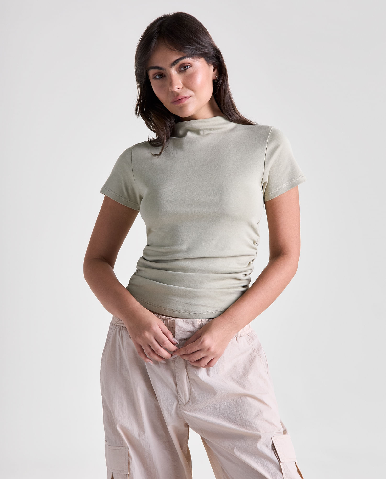 Camiseta corte slim manga corta cuello redondo para mujer