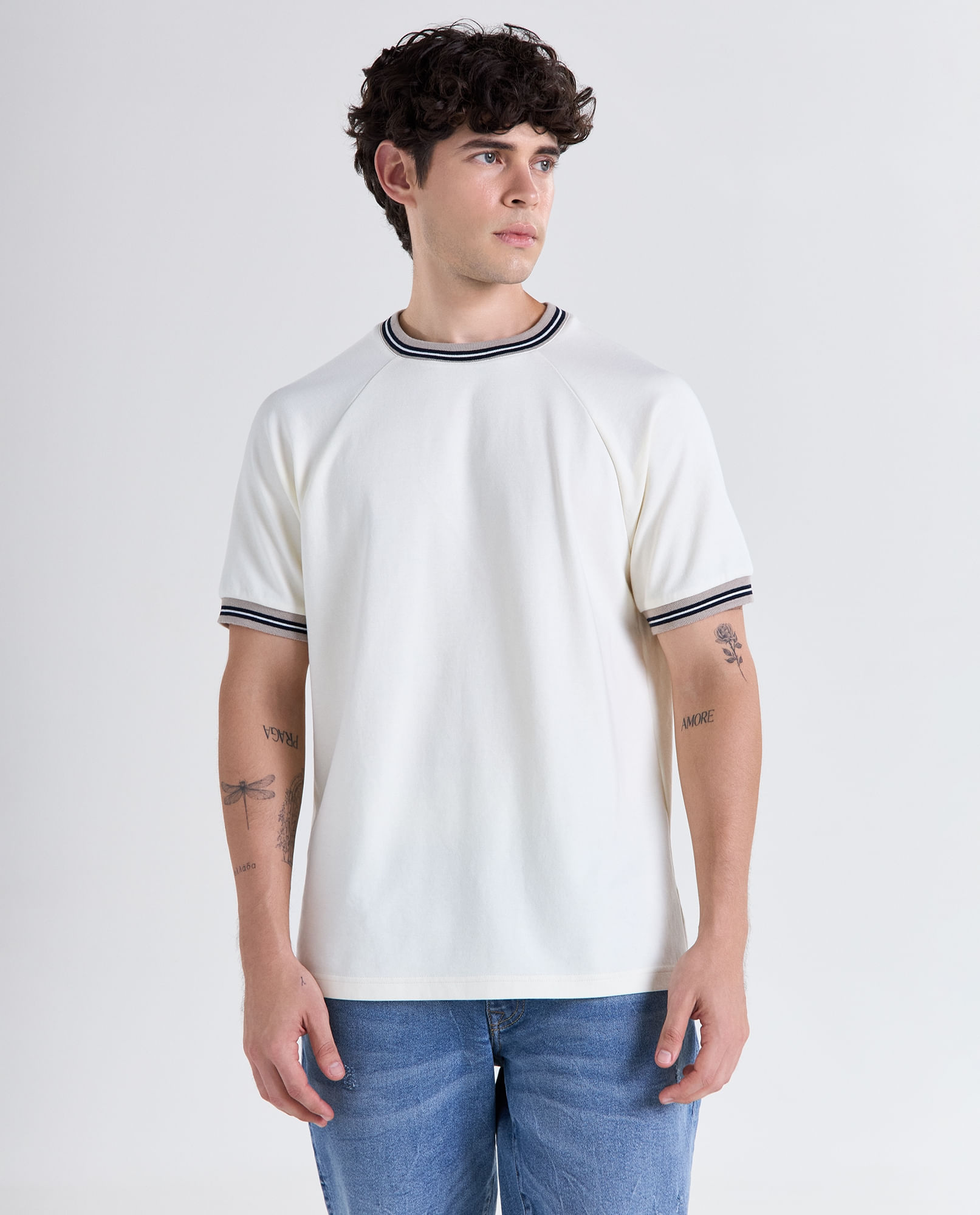 Camiseta detalles en contraste manga corta cuello redondo para hombre