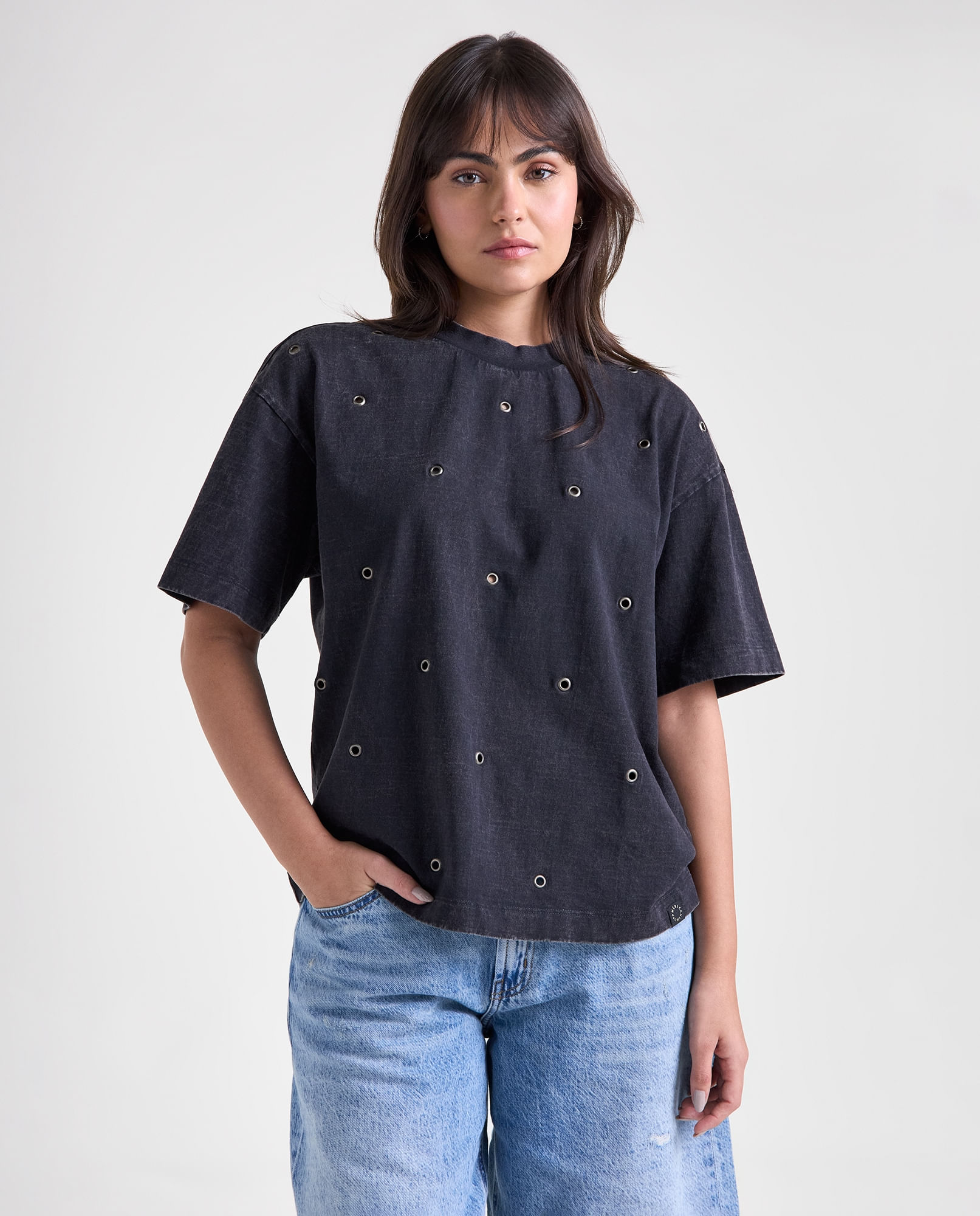 Camiseta perforada manga corta cuello redondo para mujer