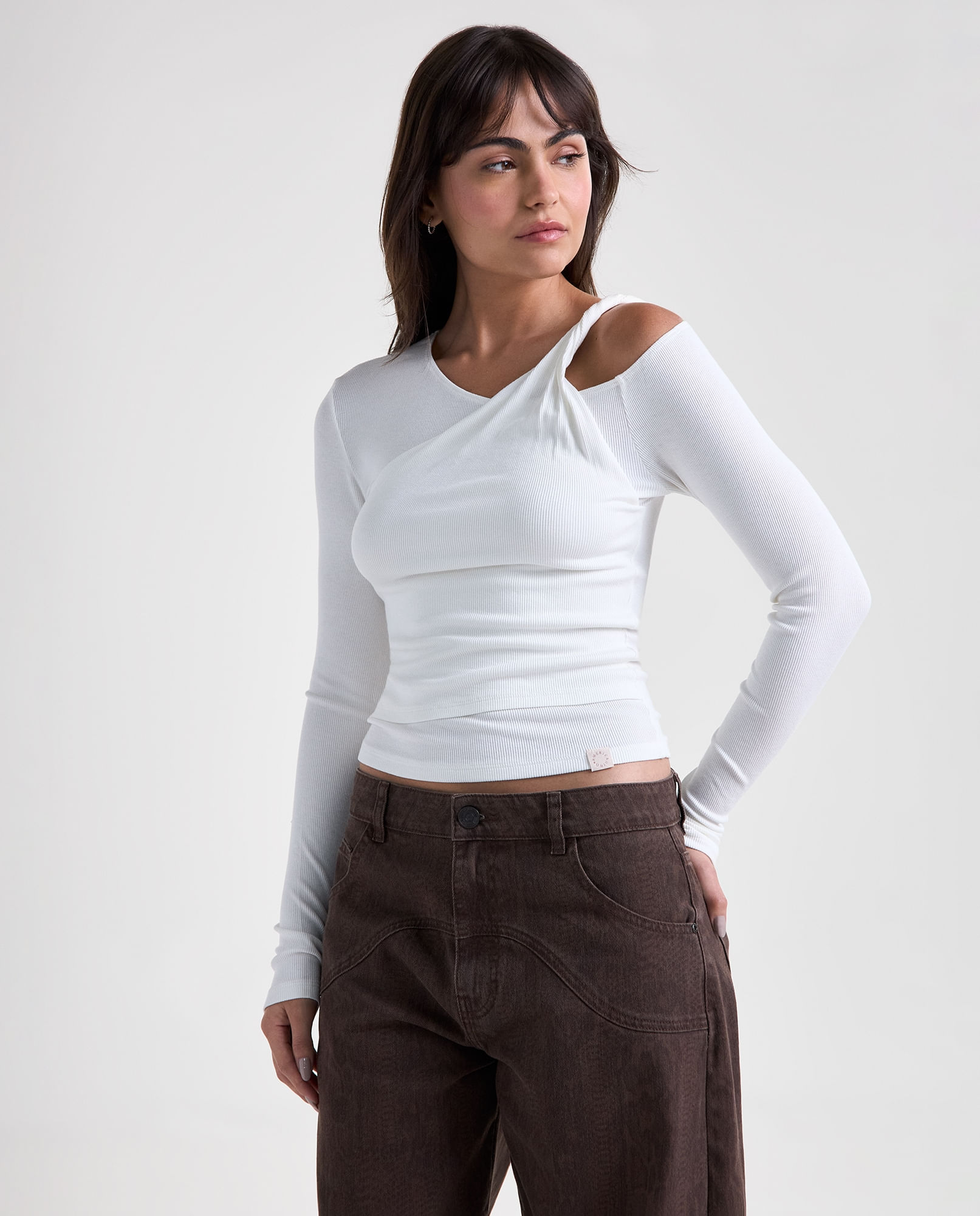 Camiseta asimétrica manga corta cuello redondo para mujer