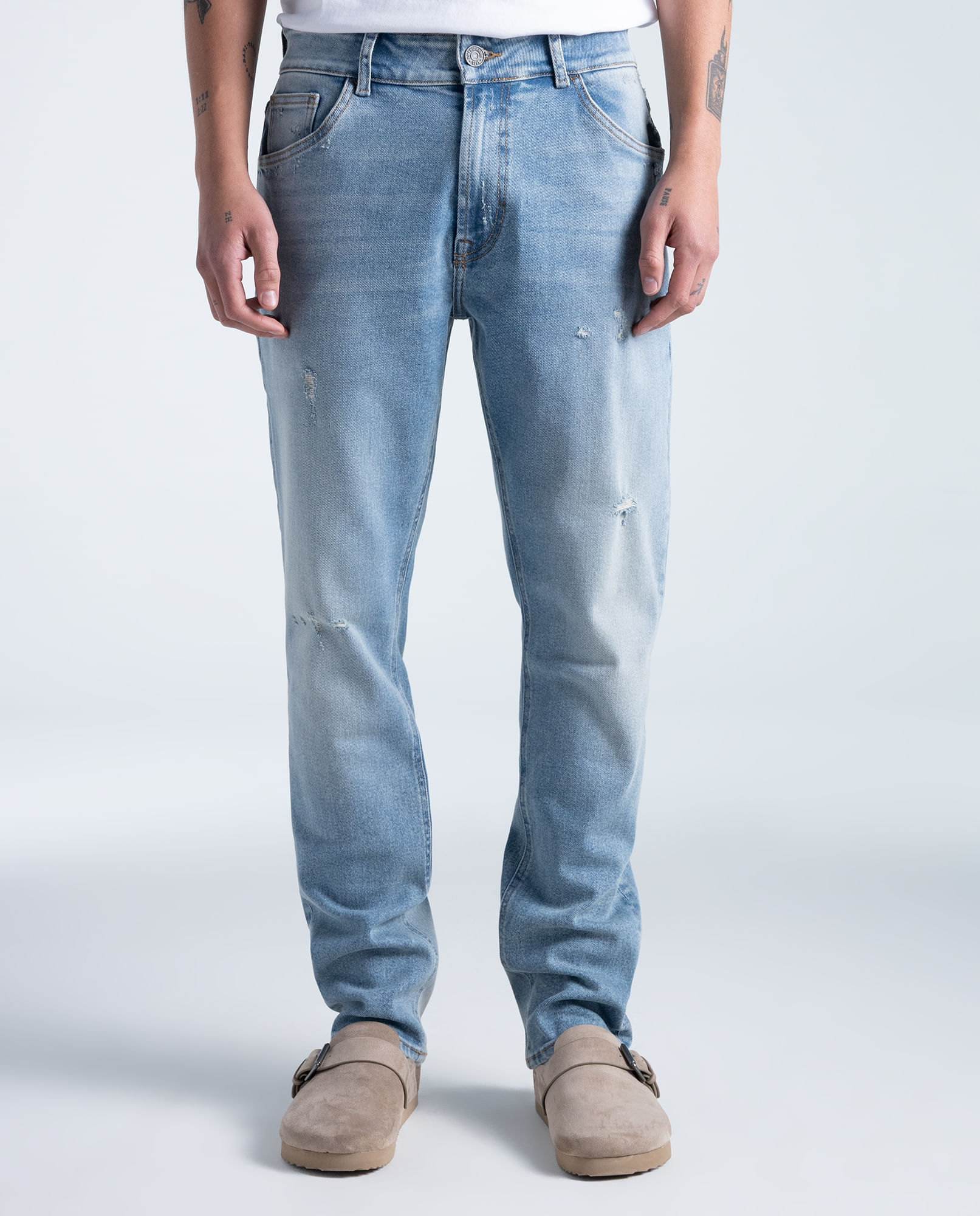 Jeans regular en algodón reciclado tiro medio con rotos