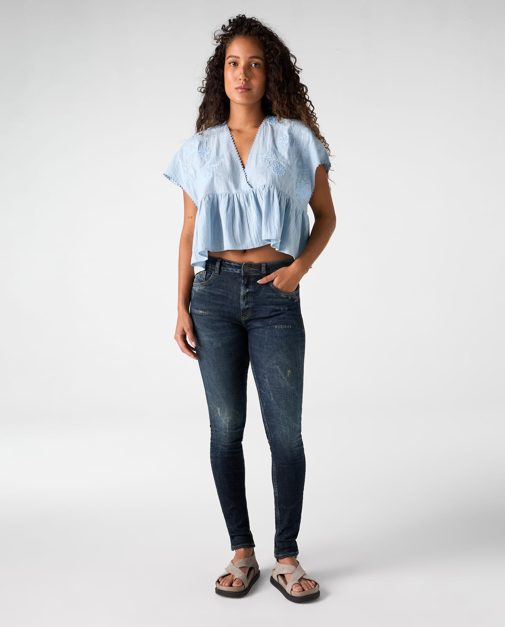 Jean Jegging tono oscuro con rotos para mujer