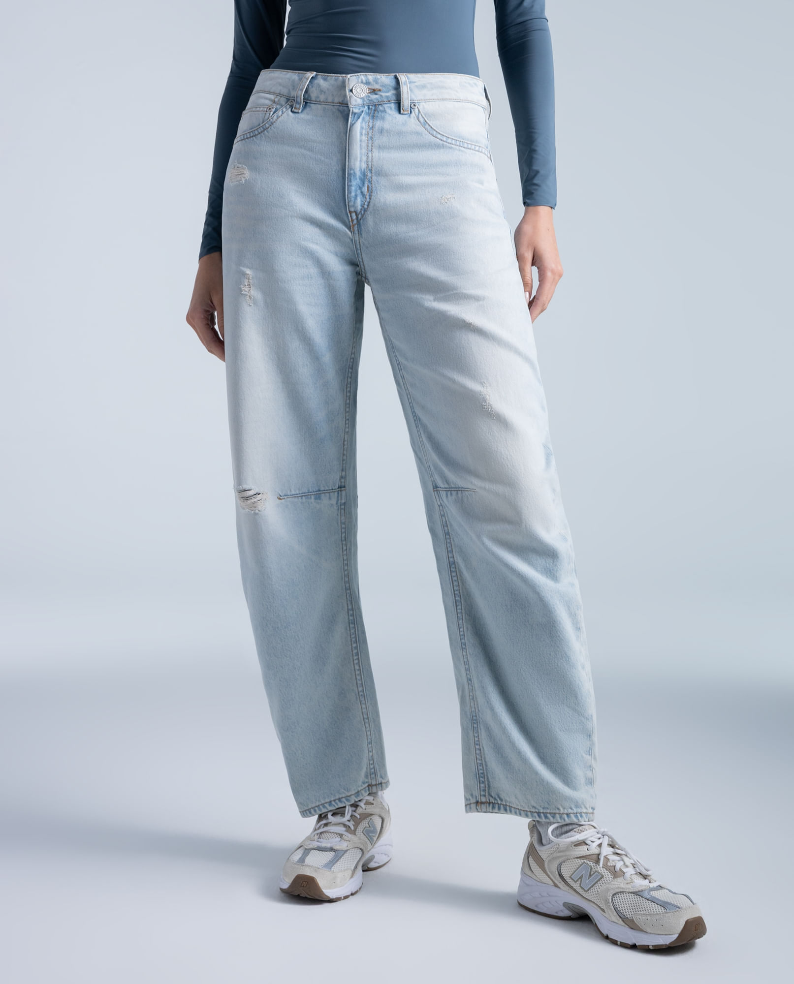 Jeans straight algodón tiro medio con rotos