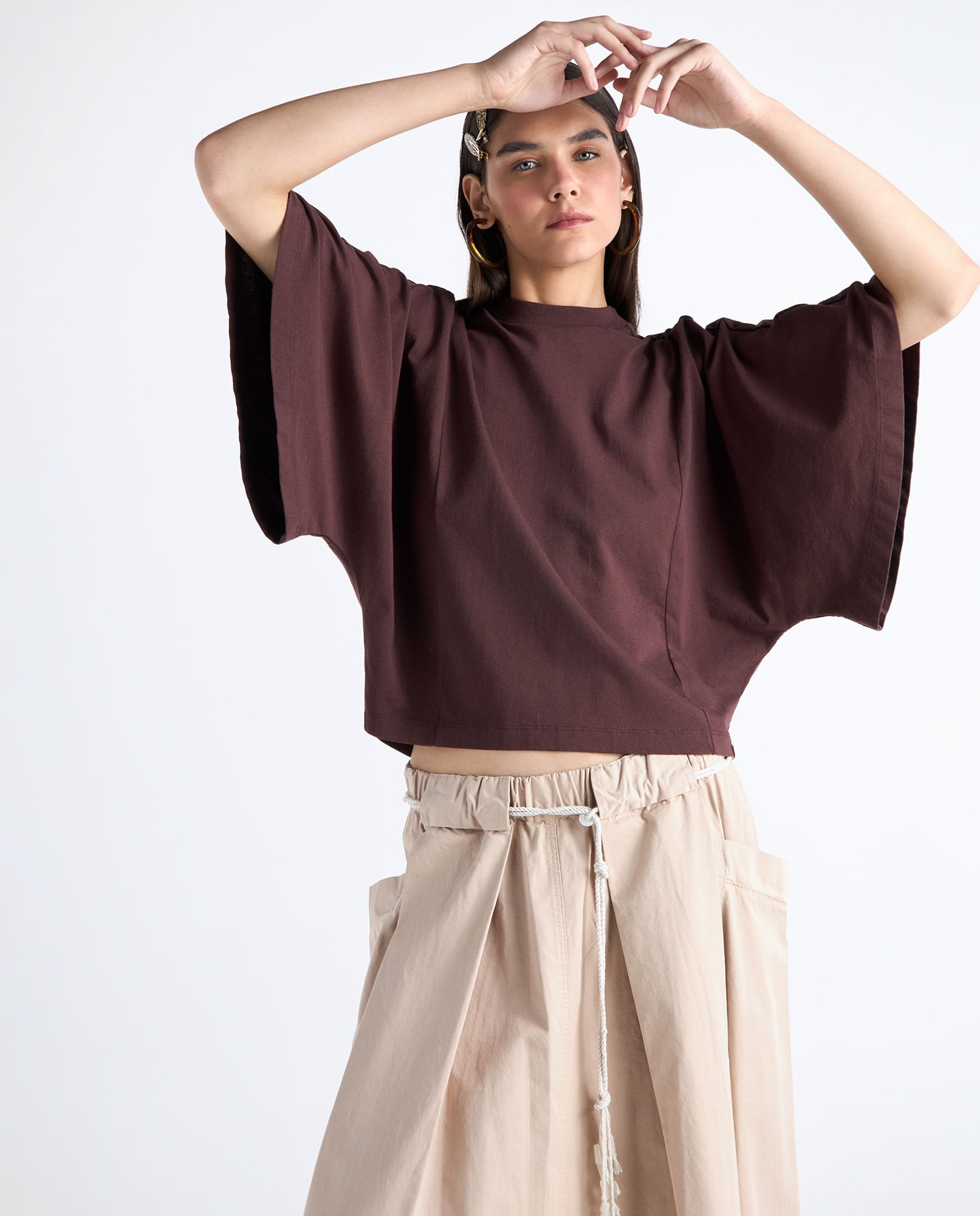 Camiseta minimalista manga amplia cuello redondo para mujer